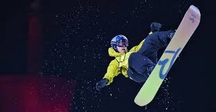 右脚踝囊受伤的基米希随德国队抵达卢森堡，走路仍有不便