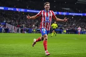 土媒：穆里尼奥让费内巴切大巴停车，邀请一名球迷上车并合影留念